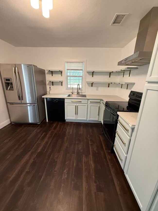 Building Photo - Renovated 2/1 Home walkable to Downtown De...