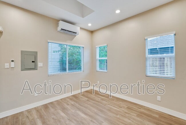 Building Photo - 681 S 13th St