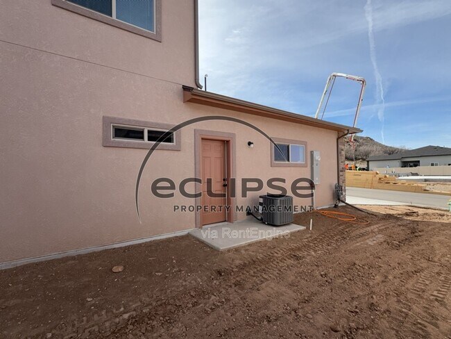 Building Photo - 250 Sasha St