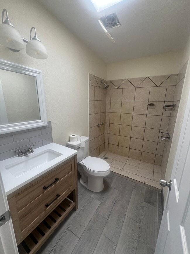 Building Photo - Newly Refurbish 2 Bed. 1 Ba. Duplex Apartment In Convenient Location Closed to Everthing