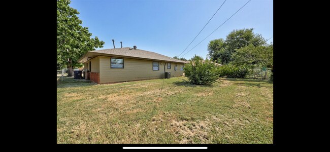 Fully fenced-in backyard - 1530 NE 43rd St