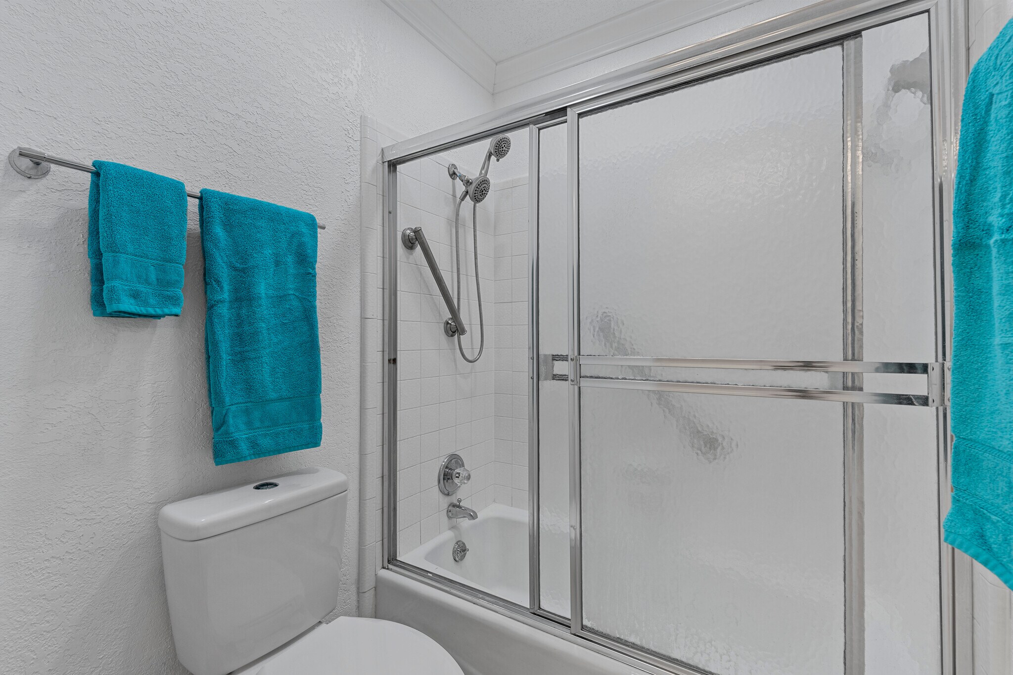 main bathroom tub & shower combo - 7105 Fish Pond Rd