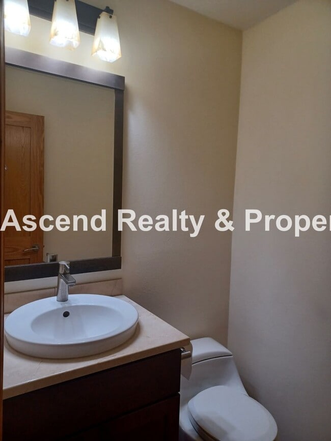 Building Photo - Stunning Views! 2 Level Condo Minutes to Downtown & PSU Incl Water/Sewer/Garbage & Parking