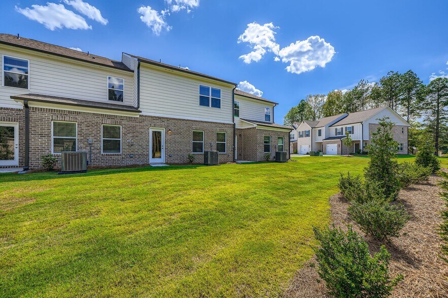 Building Photo - 93 Basswood Ln