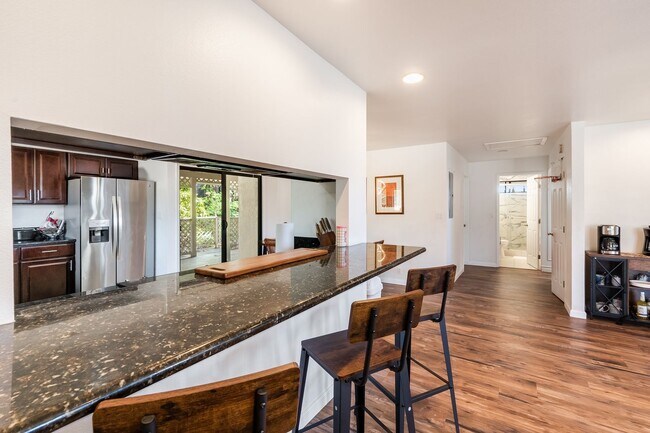 Building Photo - Large Island Getaway in Sunny Kapolei