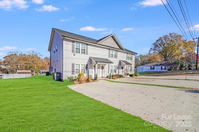 Building Photo - 604 W 8th St