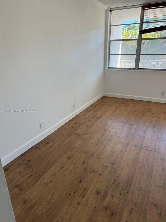 Building Photo - 2025 NE 164th St