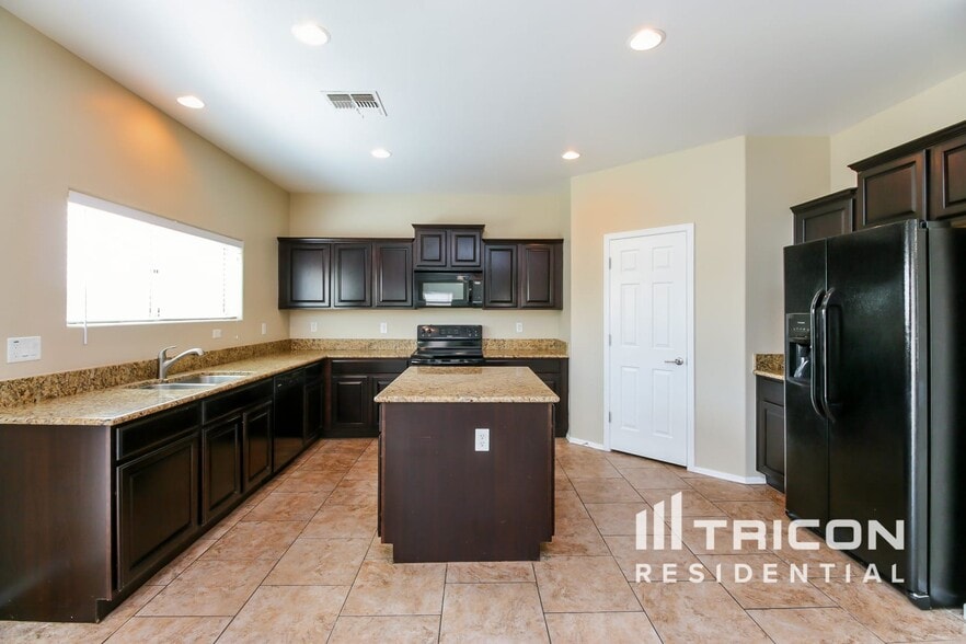Building Photo - 43009 W Kristal Ln