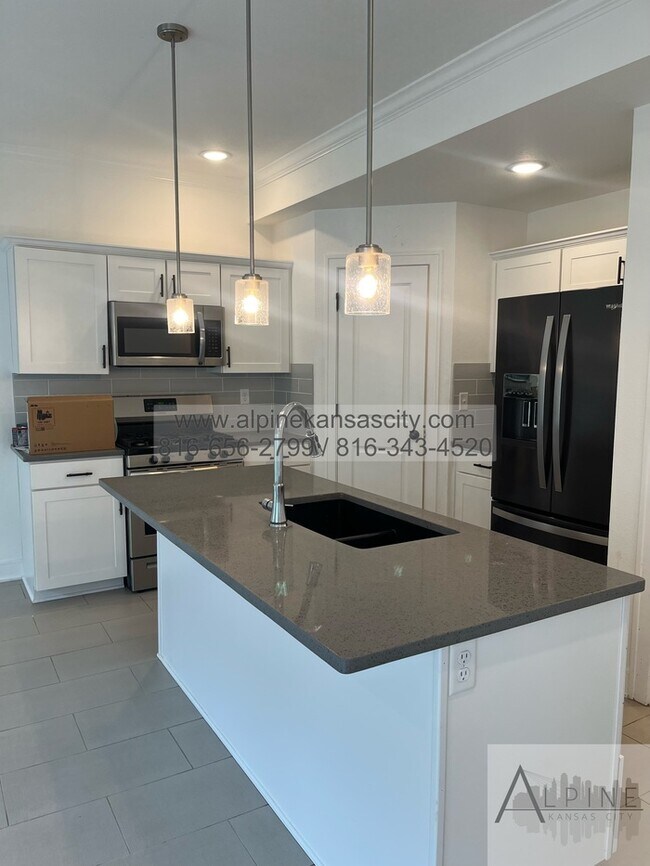 Building Photo - Beautiful Parkville Town Home Coming Soon!