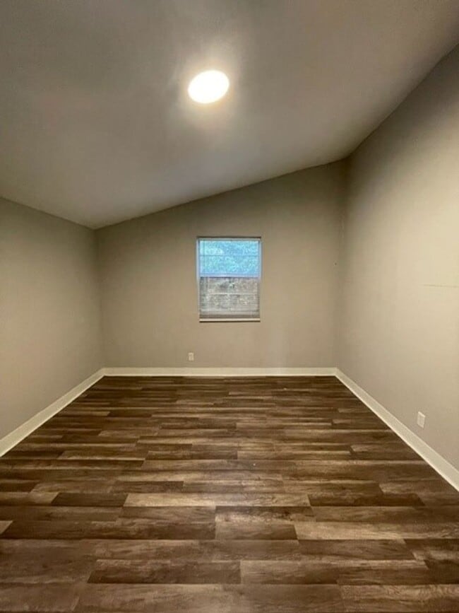 Building Photo - 3 bed/1 bath on a corner lot!