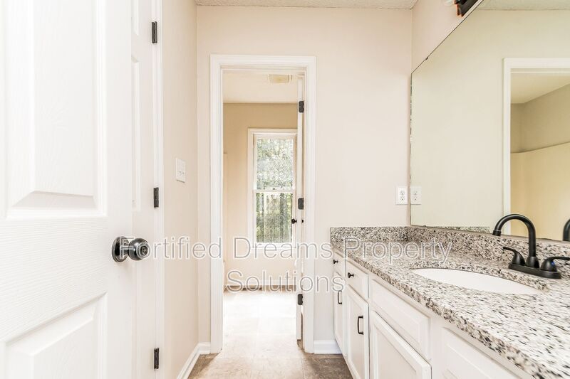 Building Photo - 814 N Greenbriar St