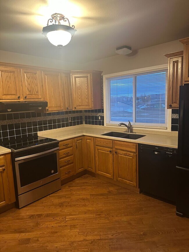 Building Photo - 380 Shoshone Ave