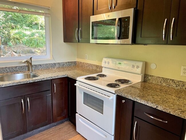 Building Photo - Charming 4 Bed 2 Bath Tri-level in Eastgate, Bellevue