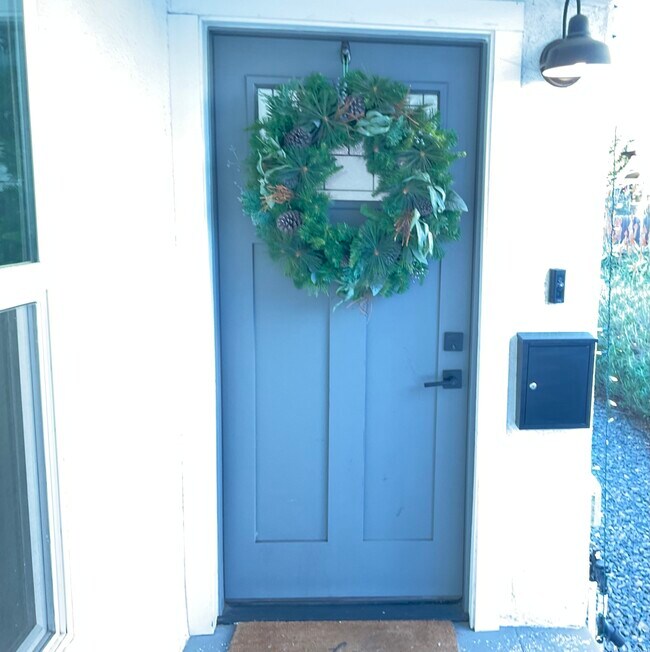 Building Photo - 1227 E 7th St