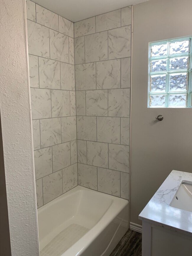 Building Photo - 4118 S Ong St