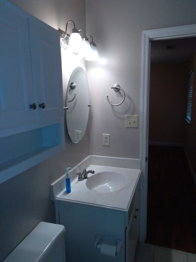 Building Photo - Cute 3 bedroom, 2 bath house with garage a...
