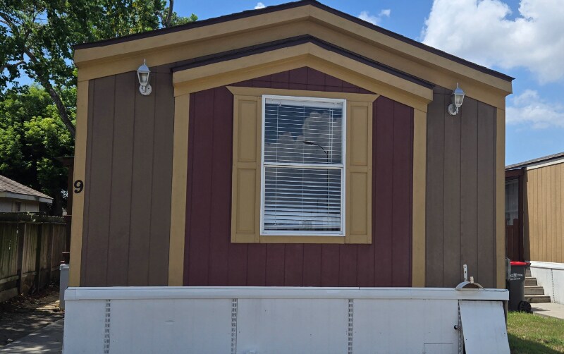 Primary Photo - 1120 N Vista Dr