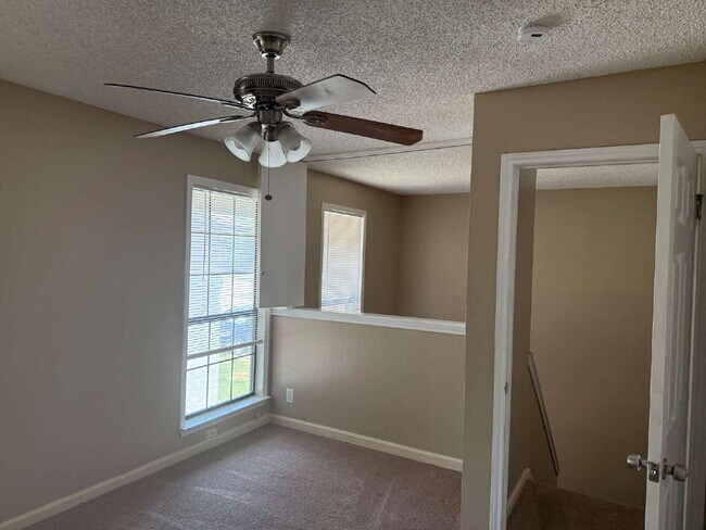 Building Photo - Beautiful two bed/1.5 bath in the heart of Alamo Heights