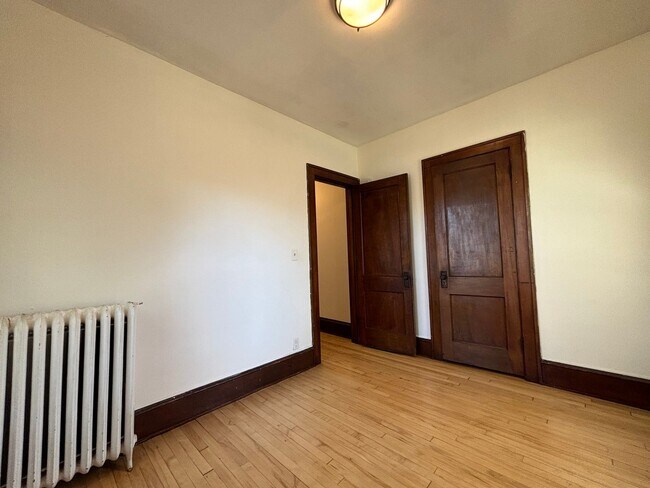 Building Photo - 614 5th St NE