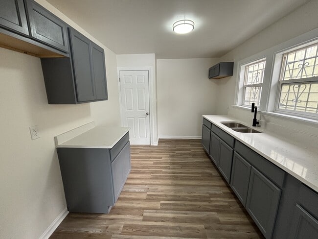 Building Photo - 575 Durbin St