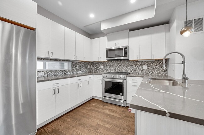 Building Photo - $3,095.00 - 2 Bedrooms, 2.2 Bathrooms, Tow...