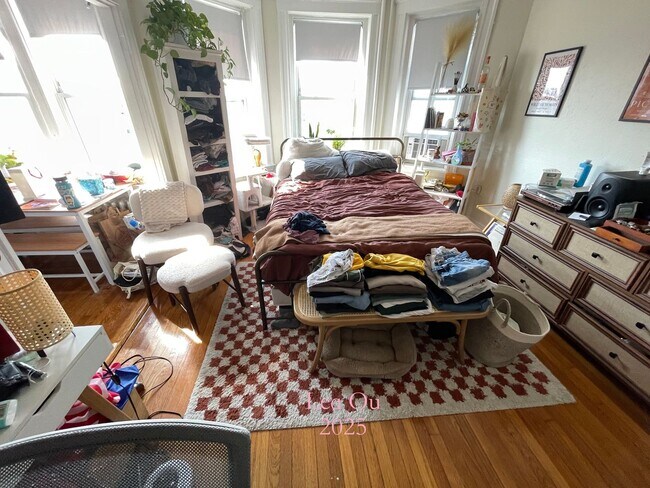 Building Photo - NO BROKER FEE! Available 9/1 Studio in Fen...