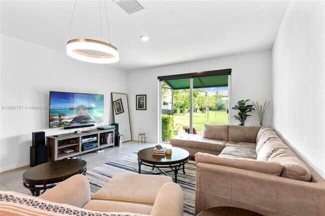 Building Photo - 6285 SW 47th Manor
