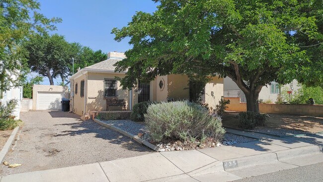 Building Photo - 3 Bedroom 2 Bathroom Charmer In Nob Hill!