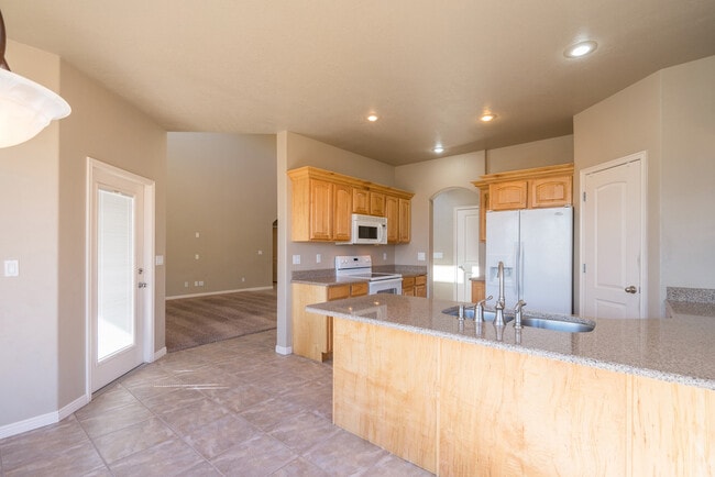 Building Photo - Beautiful St. George Home - Community Pool...