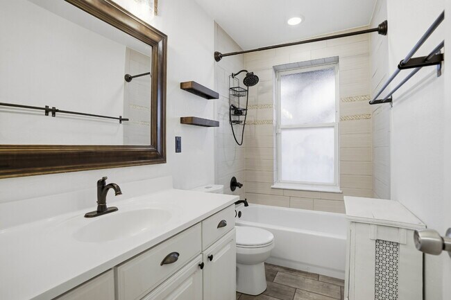 Building Photo - Spacious Two Bedroom in Cap Hill