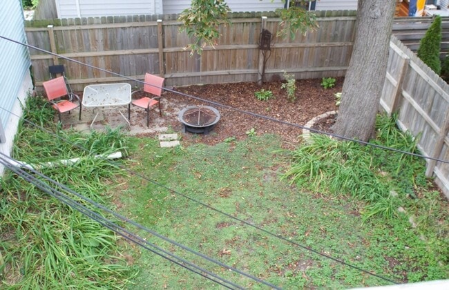 Building Photo - Large One Bedroom Unit Two Blocks From Brady Street.