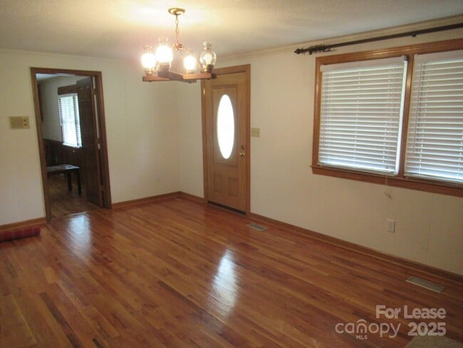 Building Photo - 1357 Beal Rd