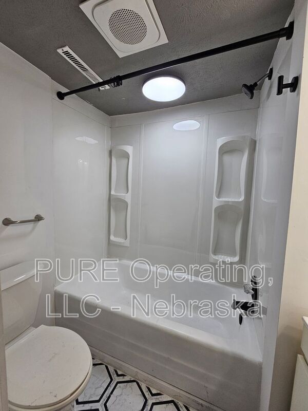 Building Photo - 1809 N 33rd St