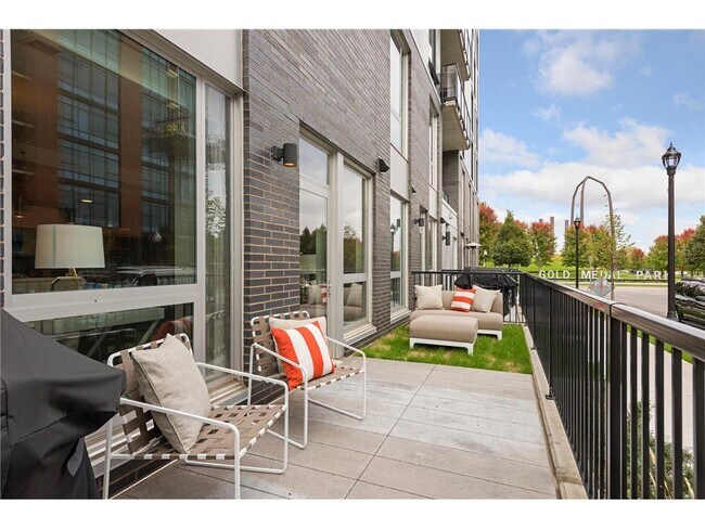 Building Photo - 212 10th Ave S