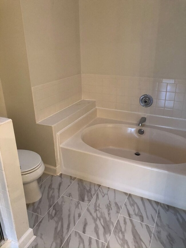 Building Photo - Spacious Townhome, Great Location!