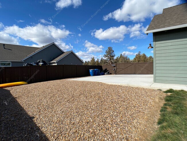 Building Photo - **Unfurnished** Single-level 3 BR-2BA  Home with Mountain Views