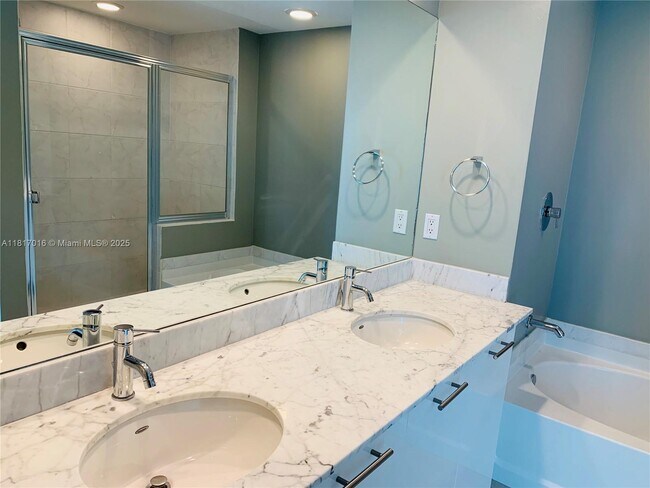 Building Photo - 951 Brickell Ave