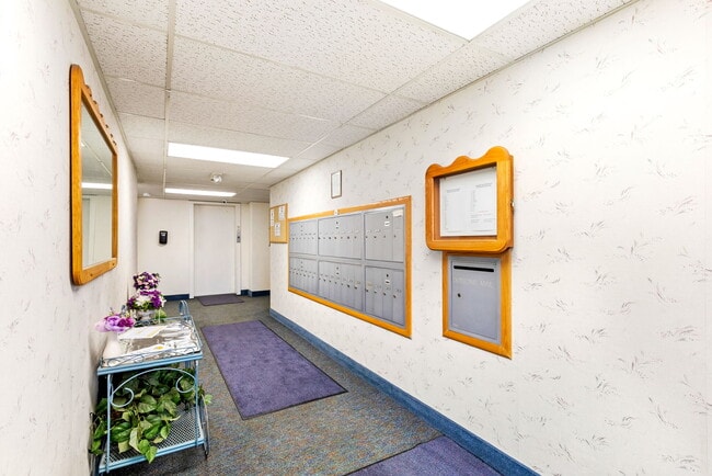 Building Photo - 925 1st Ave N