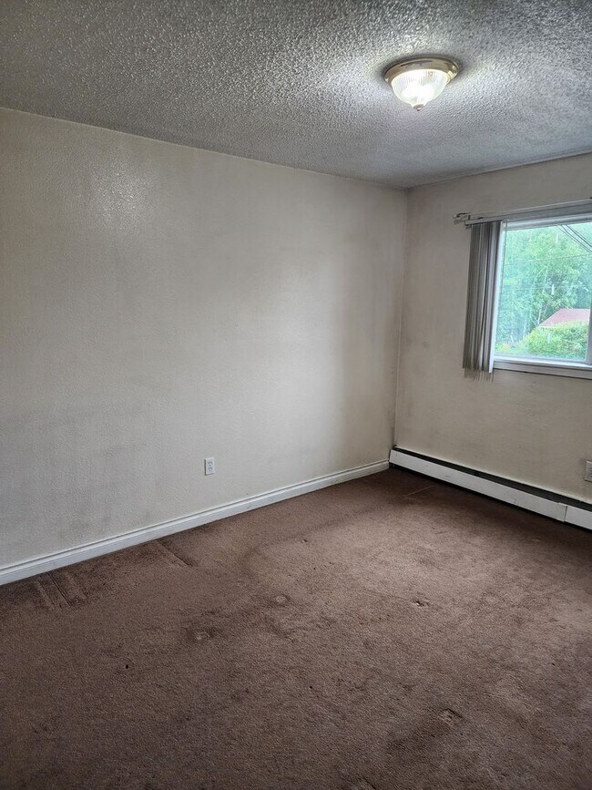 Building Photo - 100 B St