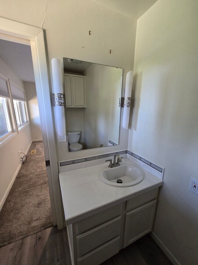 Building Photo - Popular West Linn! Tons of Space and great...
