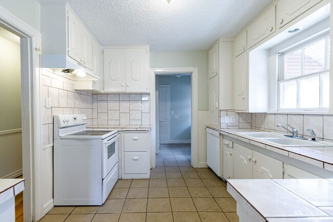 Building Photo - 3 bedroom less than 1 mile from Tech
