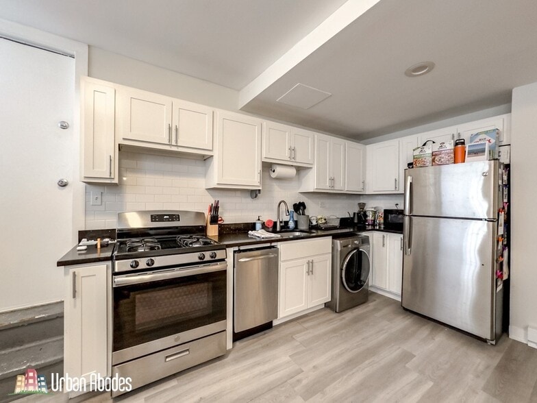 Building Photo - 730 W Roscoe St