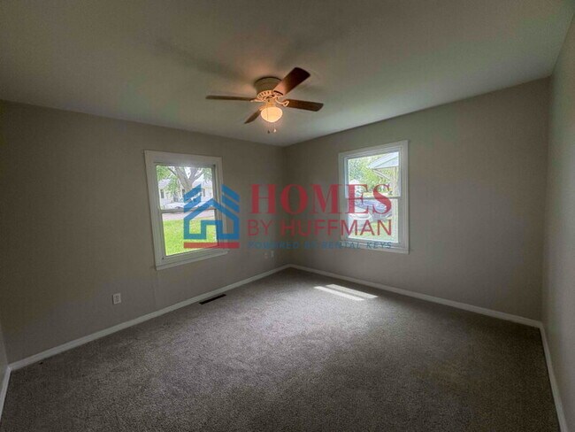 Building Photo - Three Bedroom | 1.5 Bathroom | Garage | Ne...