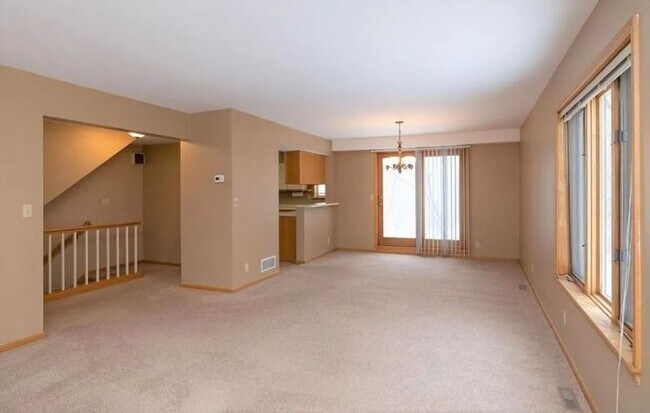 Building Photo - Spacious Minnetonka  2-BR Townhome