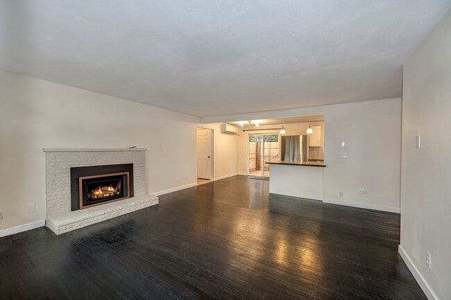 Building Photo - Edmonds Three Bedroom