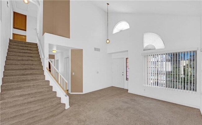 Building Photo - STUNNING 4 BEDROOM 3 BATH, 2 STORY HOME WI...