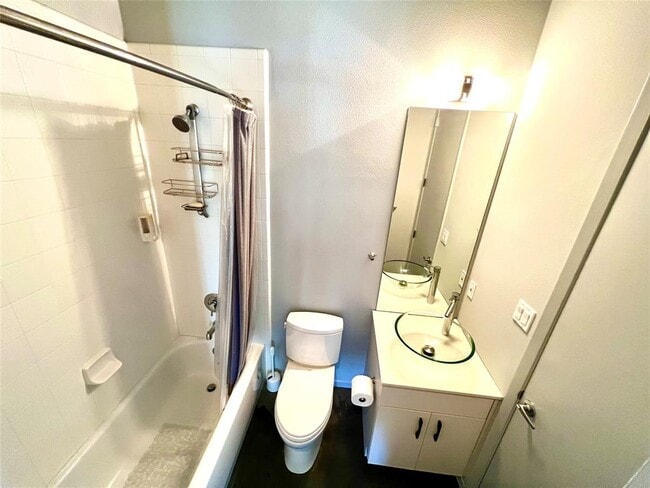 Building Photo - 5006 Woodrow Ave