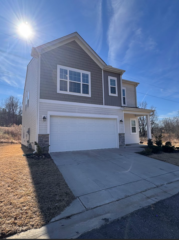 Building Photo - Spacious five-bedroom home with modern ame...