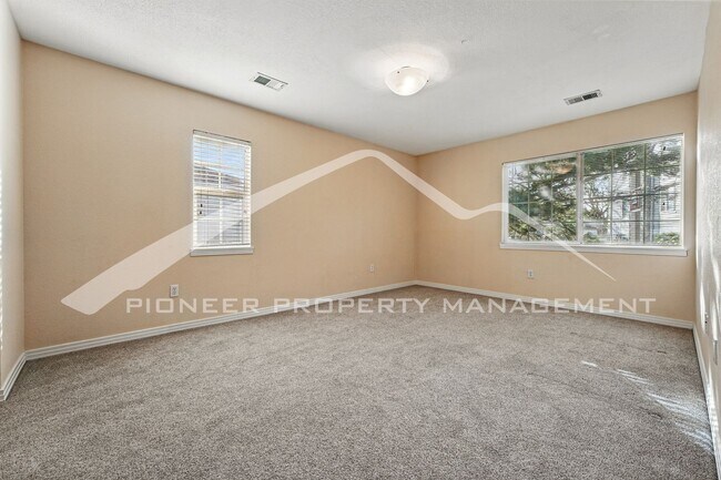 Building Photo - Updated Condo with Central AC!