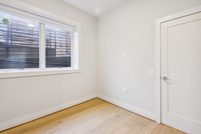 Building Photo - Near NEW 1+1 in NW DC!